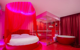 爱情精品主题酒店预订有何特别之处？