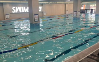 青年时尚游泳健身会所