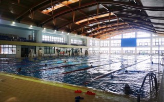 呼市全民健身中心游泳馆有何特色或服务？