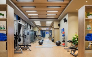 万达嘉华酒店健身房有何特色或设施？