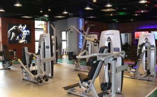 亚斯特健身游泳俱乐部有哪些特色服务？