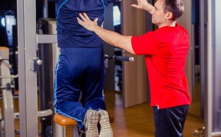 健身房坐着用手拉的是器械还是锻炼方式？