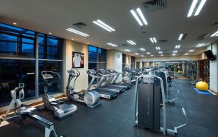 元一希尔顿健身房有何特色与设施？