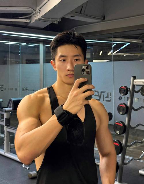 健身男自拍晒图，为何引热议？-第2张图片-德高鼎泰便民中心