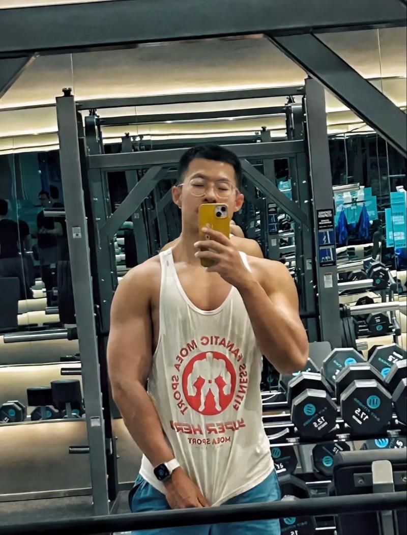 健身男自拍晒图，为何引热议？-第3张图片-德高鼎泰便民中心