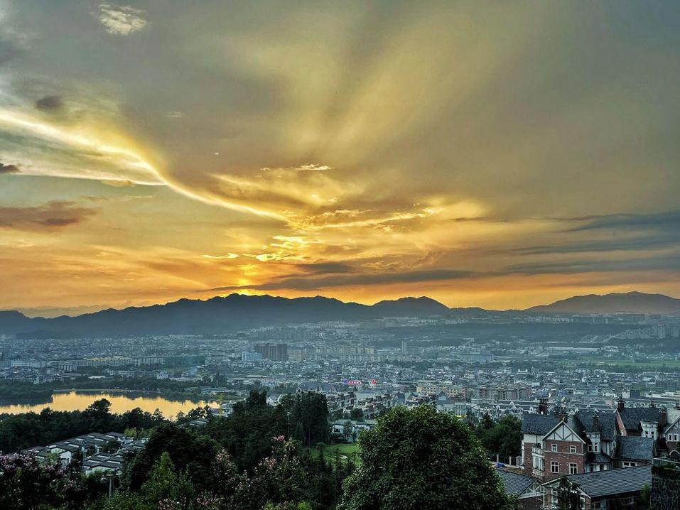 彩云体育馆附近酒店怎么预订最划算？-第2张图片-德高鼎泰便民中心