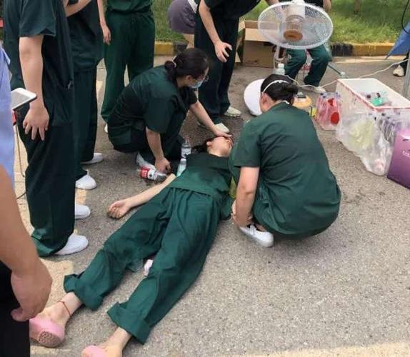 物业人坚守疫情一线晕倒-第2张图片-德高鼎泰便民中心