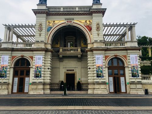 匈牙利上海使馆酒店如何预订？-第2张图片-德高鼎泰便民中心