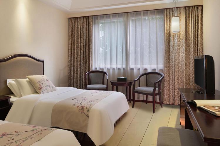 灵秀温泉附近酒店怎么选最划算？-第2张图片-德高鼎泰便民中心