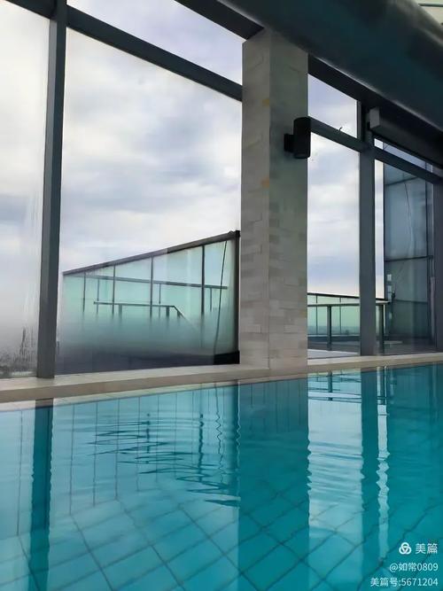 绿地健身游泳馆沿路秀的是什么？-第2张图片-德高鼎泰便民中心