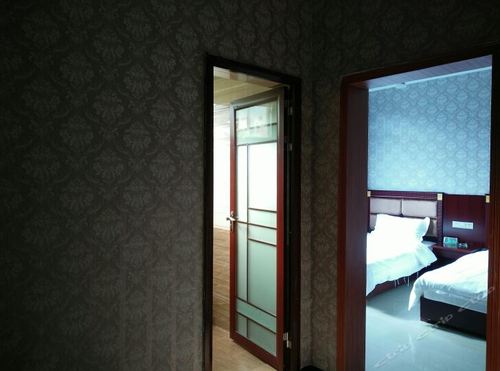 茂县中心酒店预订客服怎么联系？-第1张图片-德高鼎泰便民中心