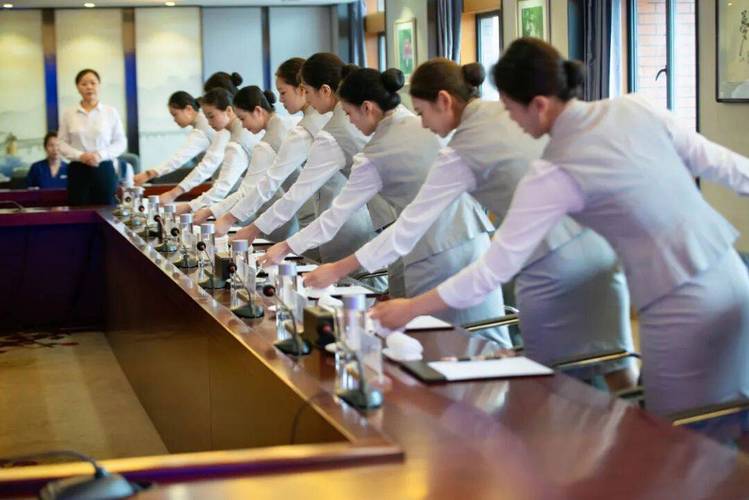 物业客服礼仪培训视频有何核心要点？-第1张图片-德高鼎泰便民中心