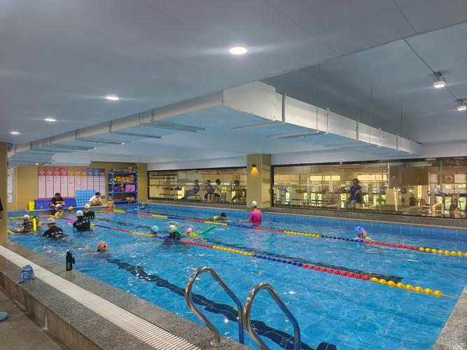岳阳百姓健身游泳馆有何特色服务？-第1张图片-德高鼎泰便民中心